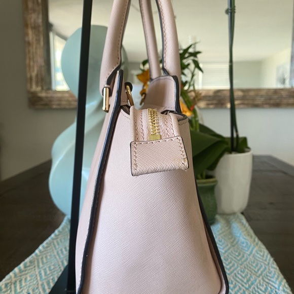 Michael Kors Small Tote (Light Pink) w/Gold Hardware. - Picture 10 of 14